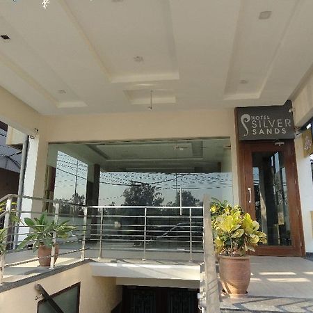 Hotel Silver Sands Chandīgarh Zewnętrze zdjęcie
