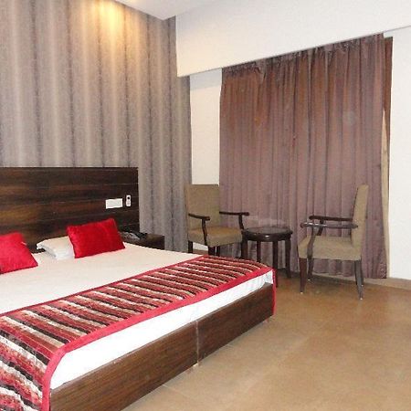 Hotel Silver Sands Chandīgarh Zewnętrze zdjęcie