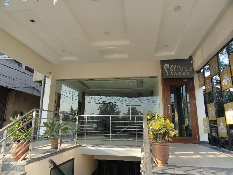 Hotel Silver Sands Chandīgarh Zewnętrze zdjęcie
