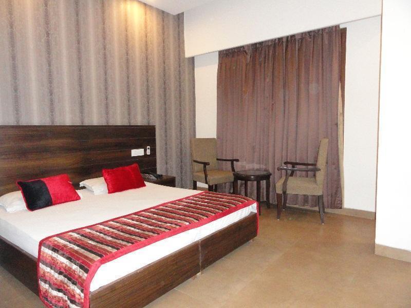 Hotel Silver Sands Chandīgarh Zewnętrze zdjęcie